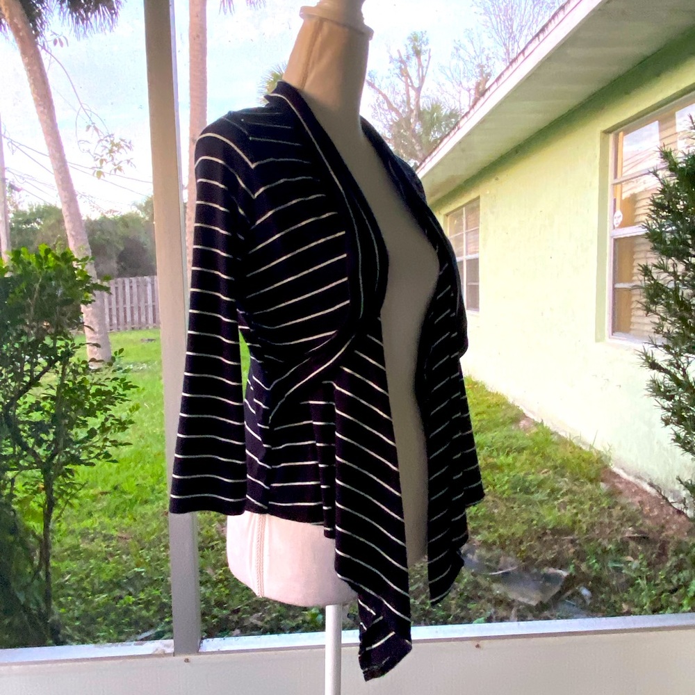 Black and white asymmetrical Wrap - Picture 2 of 5